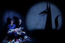 &quot;Traumas&quot; une série du photographe Pierre Leblanc, photo intitulée &quot;Mais qui se cache derrière le loup&quot;.